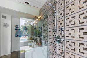 Rumah, Beberapa Tempat Tidur (West Elm House 1 - The Alexander) | Kamar mandi | Handuk