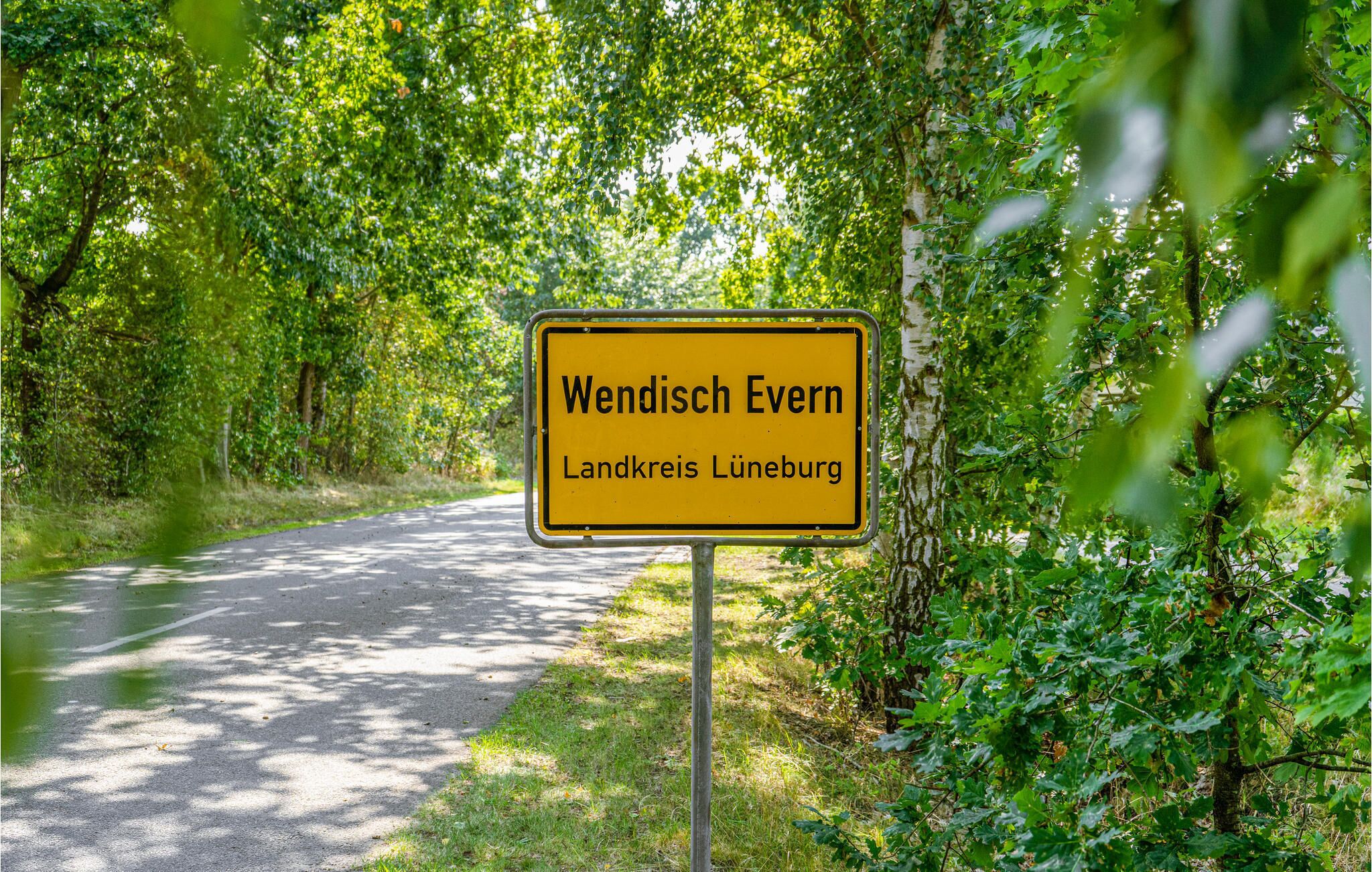 A road sign indicating 'Wendisch Evern' and 'Landkreis Lüneburg'.