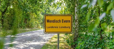 A road sign indicating 'Wendisch Evern' and 'Landkreis Lüneburg'.