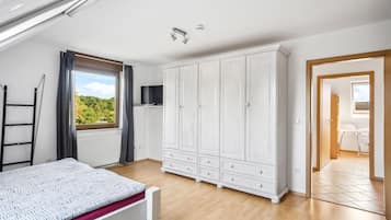2 bedrooms, travel crib, free WiFi, bed sheets