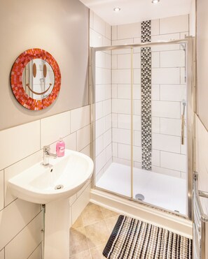 Een douche, een bubbelbad, milieuvriendelijke toiletartikelen