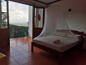 三人房 | 特色装修、特色家居、办公桌、笔记本电脑工作区