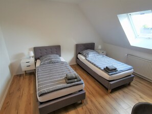 3 bedrooms, desk, iron/ironing board, travel crib - Holidays in Sarstedt am Bruchgraben (Sarstedt)