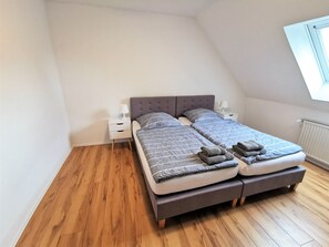 3 Schlafzimmer, Schreibtisch, Bügeleisen/Bügelbrett, Reisekinderbett
