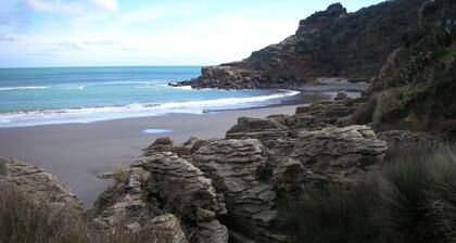 ¡Escápese a su propio valle escondido y playa aislada en la hermosa costa oeste!
