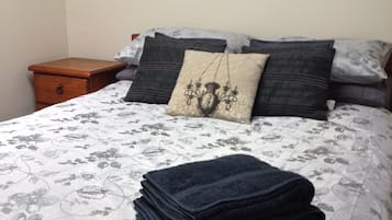 2 bedrooms, travel cot, bed sheets