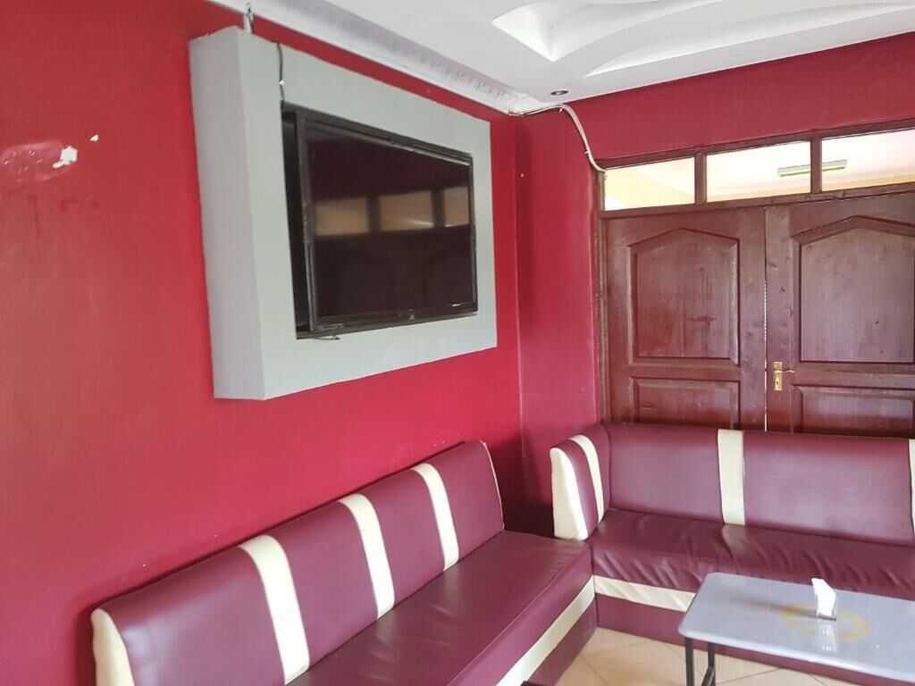 32-Zoll-Flachbildfernseher mit Satellitenempfang, Fernseher