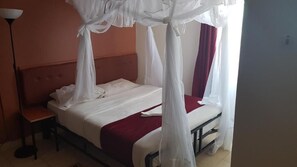 Escrivaninha, Wi-Fi de cortesia, roupa de cama