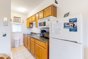 Kühlschrank, Mikrowelle, Wasserkocher mit Kaffee-/Teezubehör, Toaster