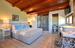 7 bedrooms, travel crib, free WiFi