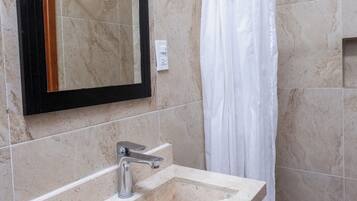 Standard Quadruple Room | Bathroom | Shower, towels, shampoo, toilet paper