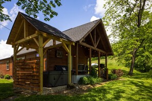 Exterior - Just minutes away from Hocking Hills parks! (New Plymouth)