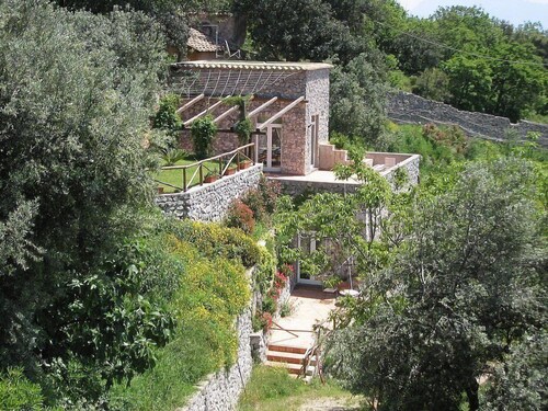 <br>Villa Lantana est une charmante villa sur la côte qui dispose de terrasses, patio et<br>jardin avec vue imprenable sur la mer et la côte. <br><br>La villa a une superficie de 80 mètres carrés et peut accueillir quatre personnes. 