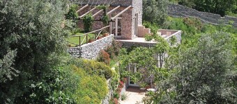 Villa Lantana: A characteristic and welcoming two-story independent house built on the sloping cliff in front of the sea, with Free WI-FI.