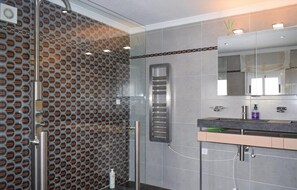Bathtub - Gorgeous home in Rojales (Rojales)
