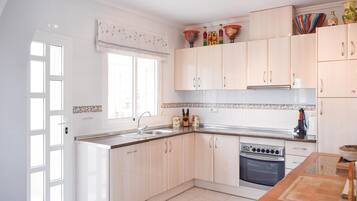 Réfrigérateur, four, plaque de cuisson, lave-vaisselle