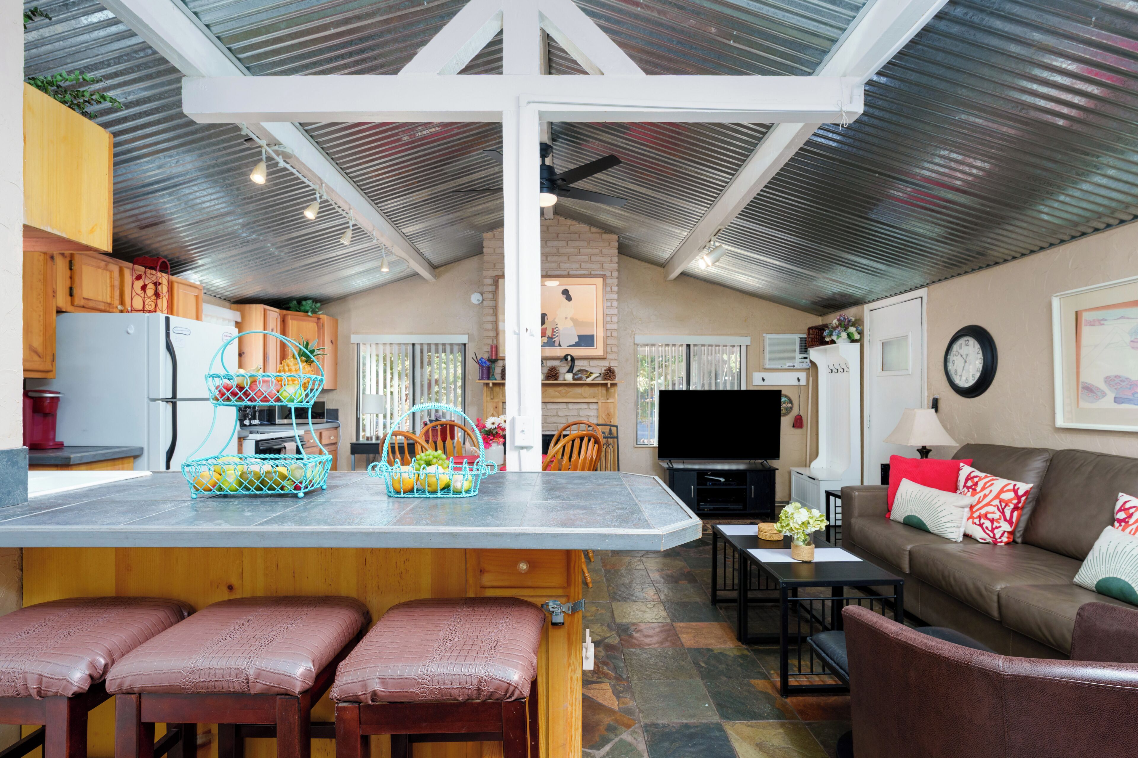 Smart TV, chimenea, reproductor de DVD y libros 