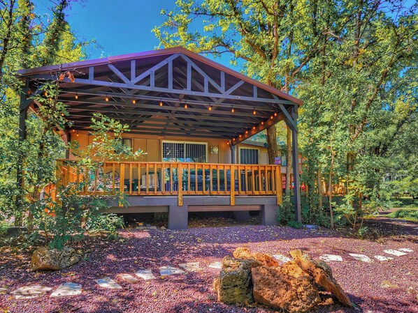 Property grounds - Creekside Retreat - Charming Cabin w/Deck, A/C, Firepit, & Billy Creek View (Pinetop-Lakeside)