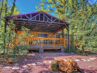 Creekside Retreat - Charming Cabin w/Deck, A/C, Firepit, & Billy Creek View