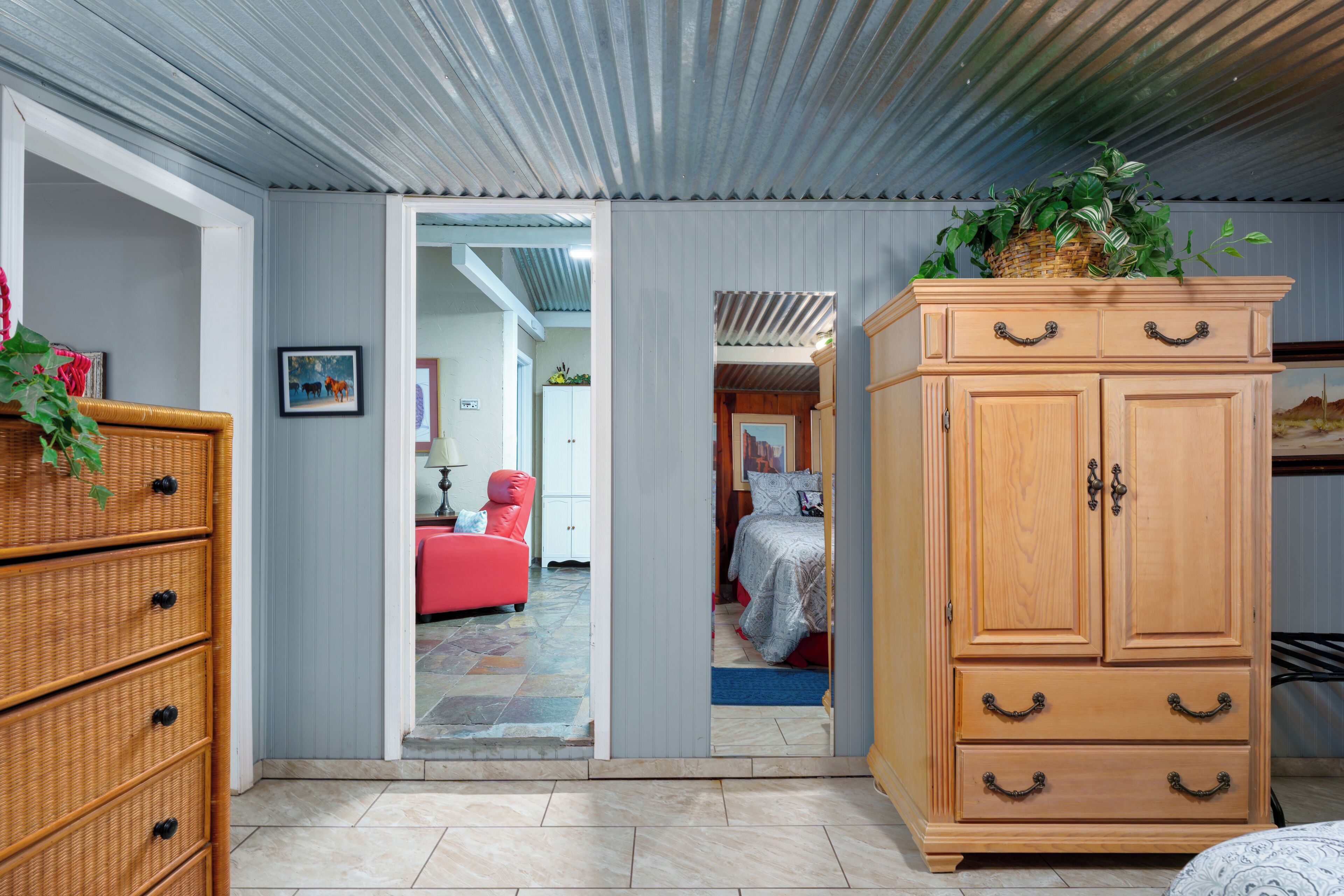 2 habitaciones, escritorio, tabla de planchar con plancha y wifi gratis 