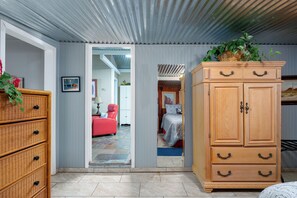 2 quartos, escrivaninha, ferros/tábuas de passar roupa