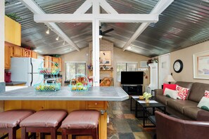 Smart TV, lareira, DVD player, livros