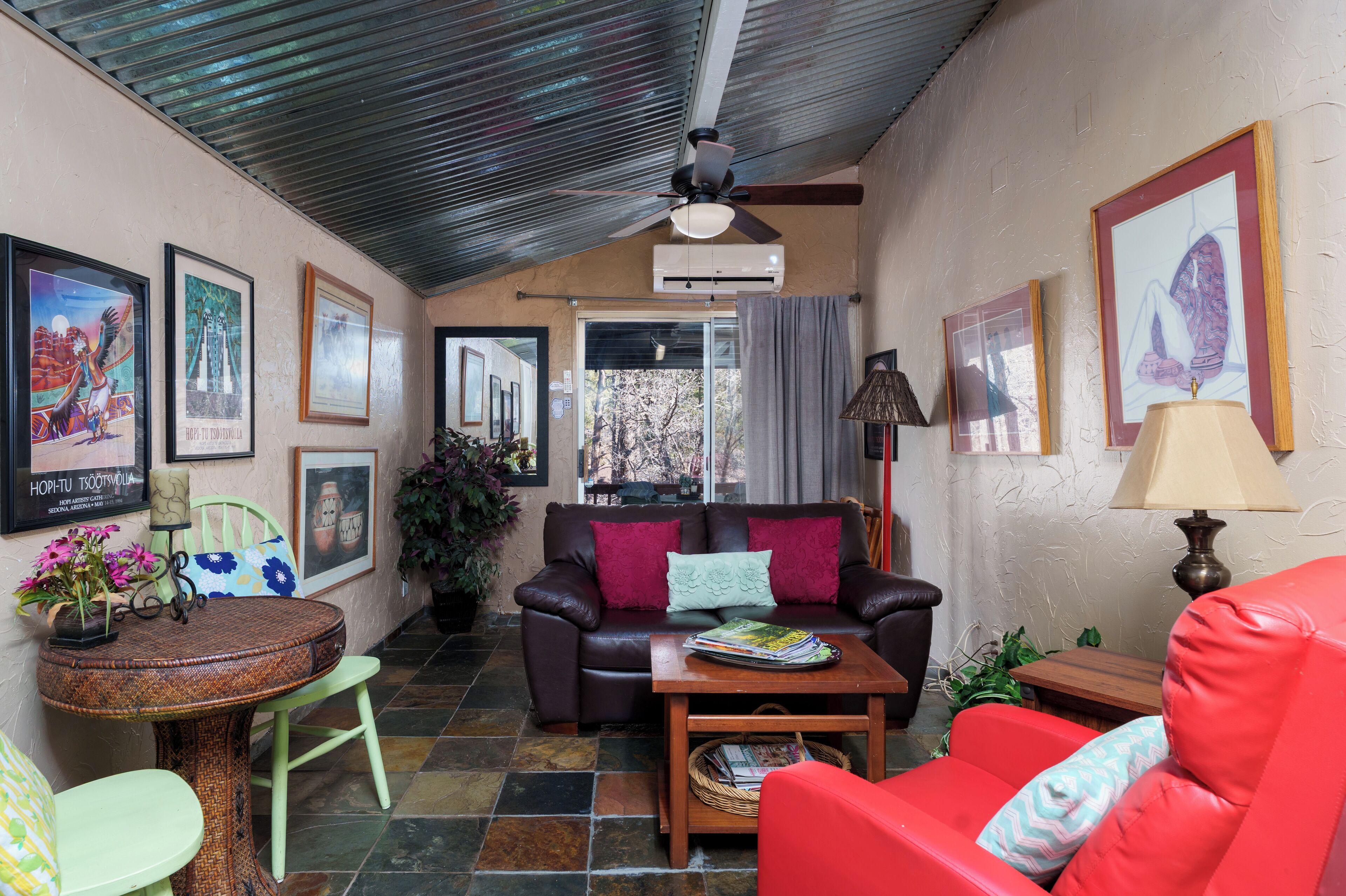 Smart TV, chimenea, reproductor de DVD y libros 