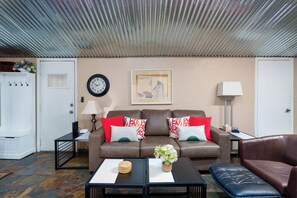 Smart-TV, Kamin, DVD-Player, Bücher