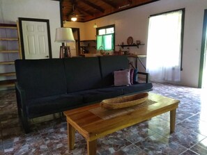 Living area - Comfortable, Spacious Jungle Home with AC (cocles)