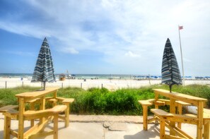 Plage, chaises longues, serviettes de plage