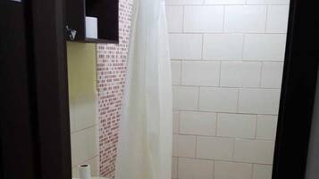 Chuveiro, produtos de toalete grátis, toalhas de banho, sabonete