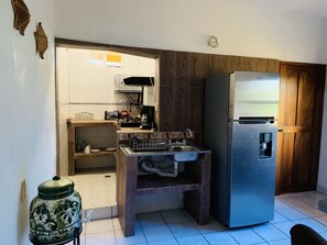 Een koelkast, een magnetron, een oven, een kookplaat