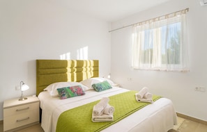 6 bedrooms, travel cot, free WiFi, bed sheets