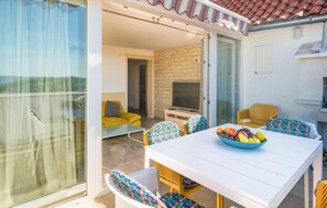 Outdoor dining - 6 bedroom gorgeous home in Milna (Milna)