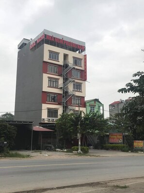 Front of property - Hotel Phuong Nam (Que Vo)