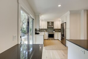 Een koelkast, een magnetron, een oven, een kookplaat