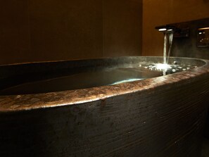 Un jacuzzi con fuente de agua.