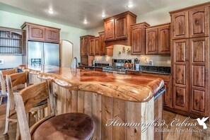Fridge, microwave, oven, stovetop - Texas Gambler provides a true mountain experience.  Pet Friendly! (Ruidoso)