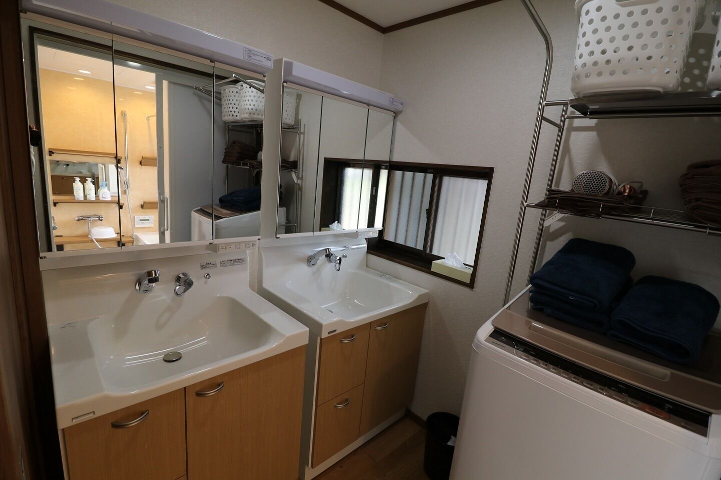 Amenidades de baño gratuitas, secadora de cabello, toallas 