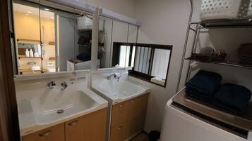 Articles de toilette gratuits, sèche-cheveux, serviettes fournies