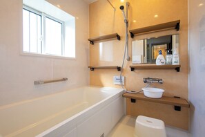Amenidades de baño gratuitas, secadora de cabello, toallas 