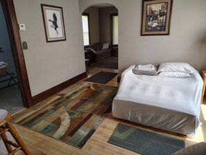 3 bedrooms, desk, iron/ironing board, free WiFi