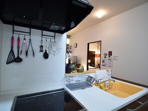 Kühlschrank, Mikrowelle, Herdplatte, Kochgeschirr/Geschirr/Besteck