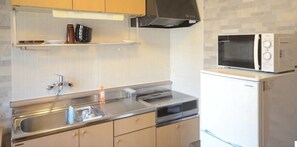 Geladeira, micro-ondas, cooktop, talheres/pratos/utensílios de cozinha