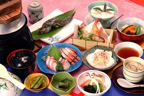 Et traditionelt japansk måltid med flere retter og redskaber.
