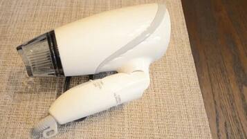 Een haardroger, handdoeken