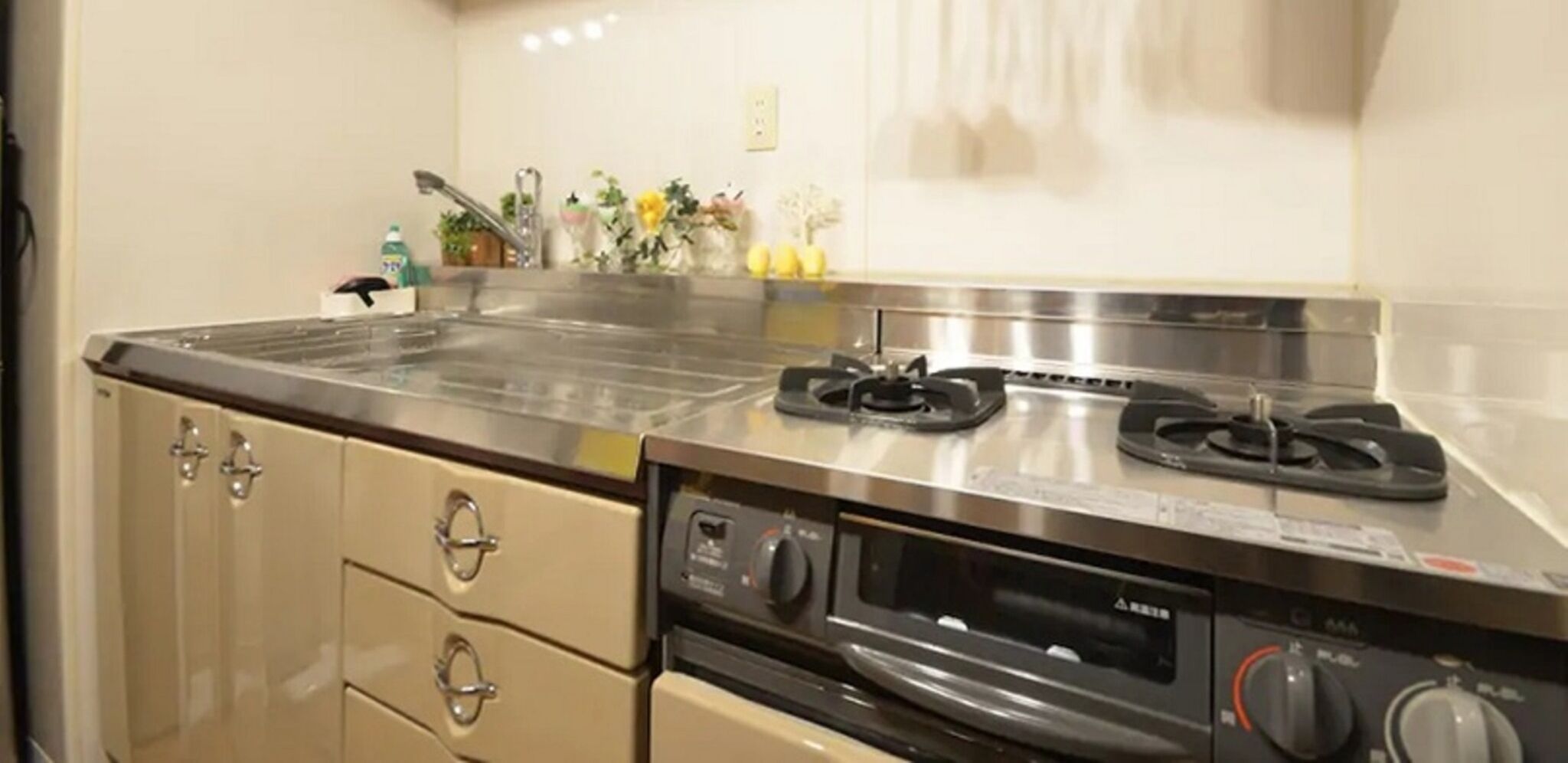 Refrigerador, microondas, parrilla de estufa y utensilios de cocina 