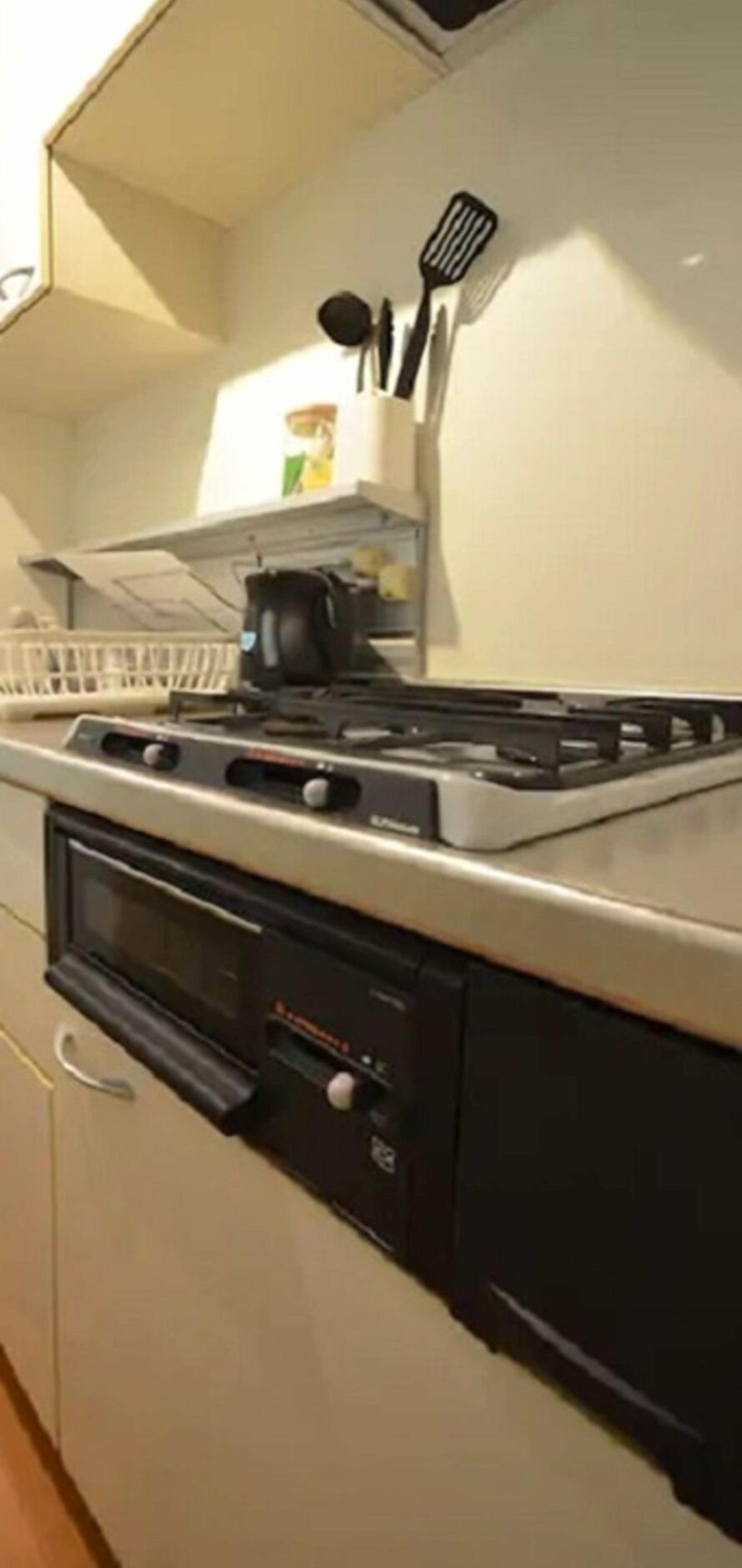 冷蔵庫、電子レンジ、コンロ、調理器具と食器