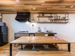 Kühlschrank, Mikrowelle, Herdplatte, Kochgeschirr/Geschirr/Besteck