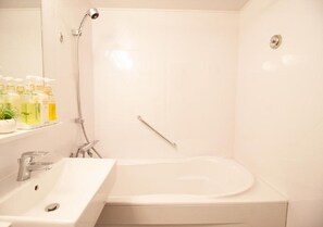 Kostenlose Toilettenartikel, Haartrockner, Bademäntel, Handtücher